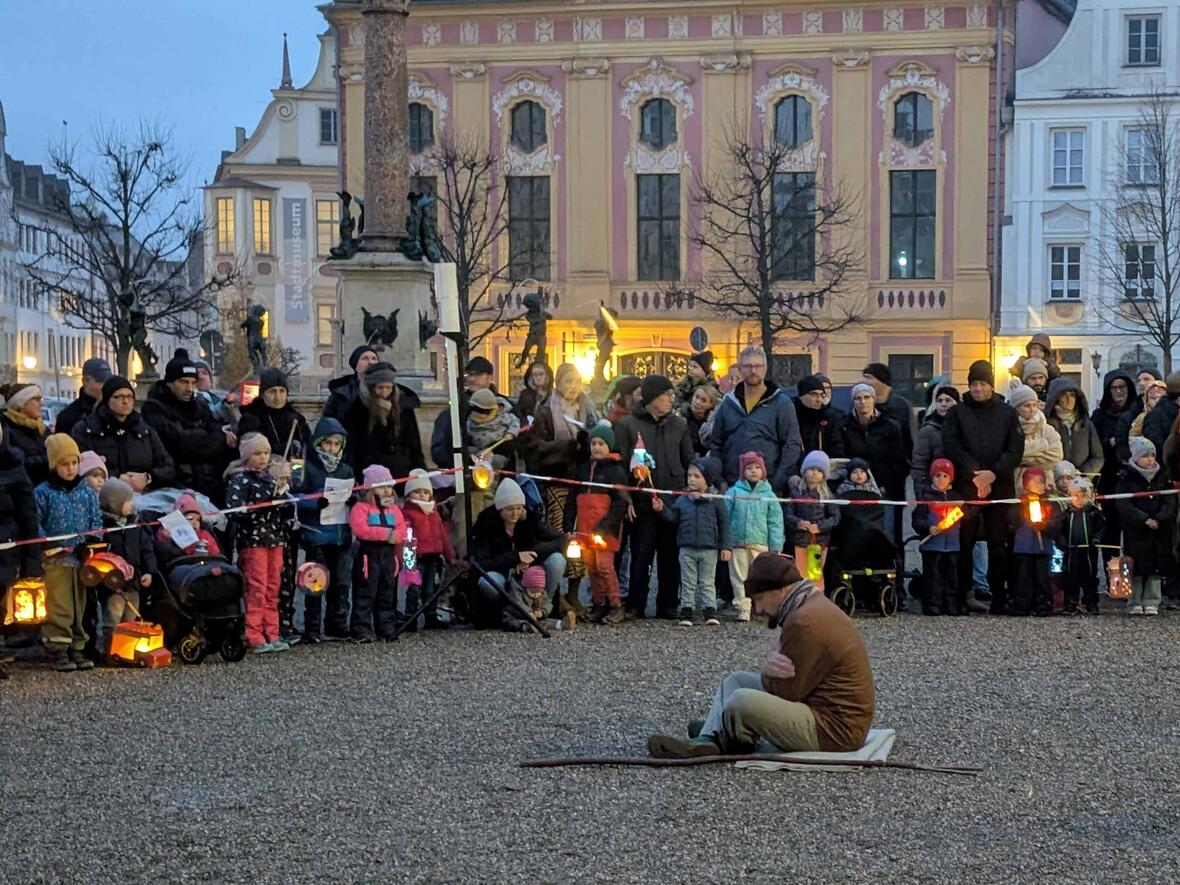 Darstellung der Martinslegende: der Bettler - einsam und frierend, niemand nimmt ihn wahr ...