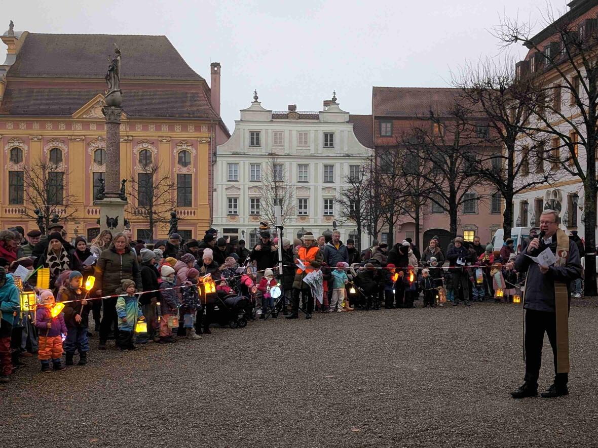 Pfarrer Herbert Kohler begrüßte die zahlreichen Teilnehmer der Martinsfeier.