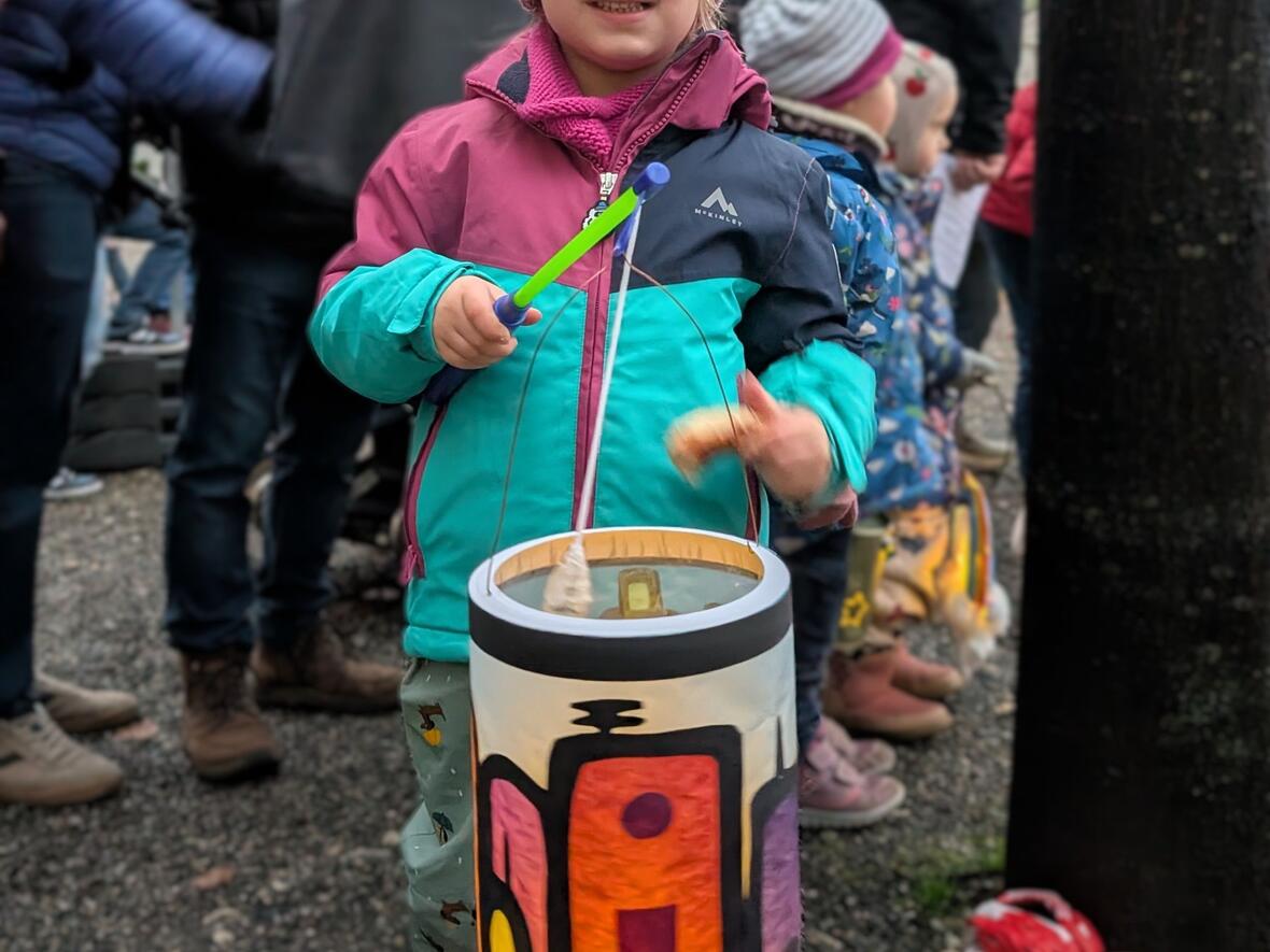 ... ganz stolz auf ihre Laternen.