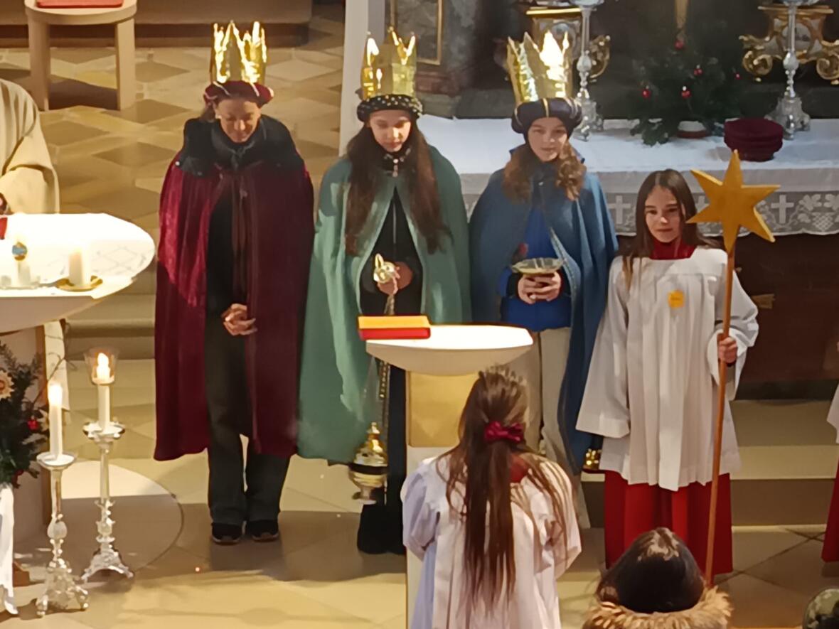 Die Rieder Sternsinger beim Sonntagsgottesdienst.