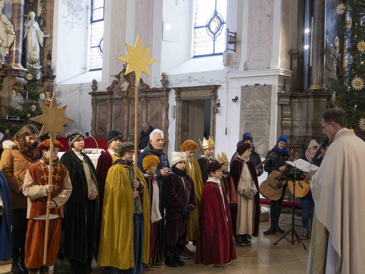 Kaplan Reissner bei der Segnung der Sternsinger