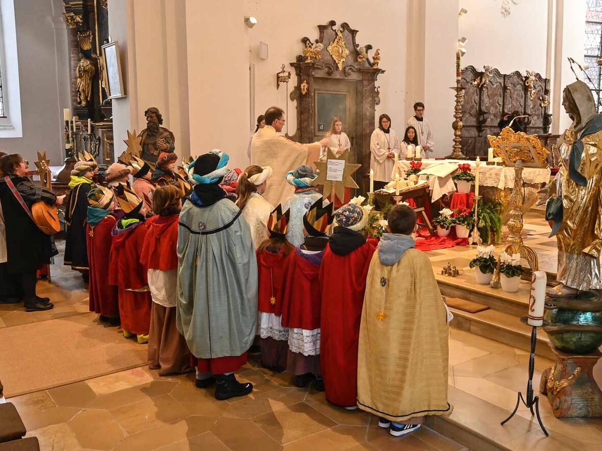 Die Sternsinger von St. Peter bei der Segnung.