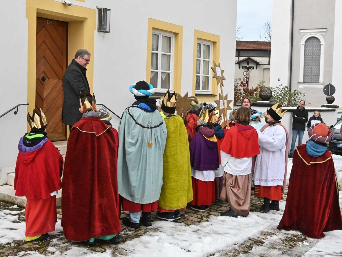 Ein letztes Mal Singen und den Segen bringen im Pfarrhof St. Peter.