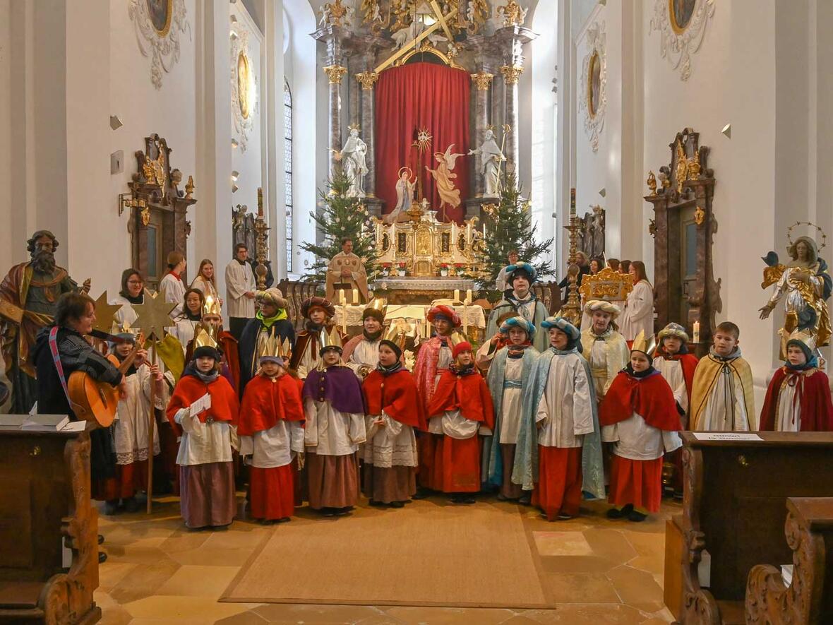 Die große Schar der Sternsinger von St. Peter wurden musikalische von Gemeindereferentin Anne Strahl unterstützt.