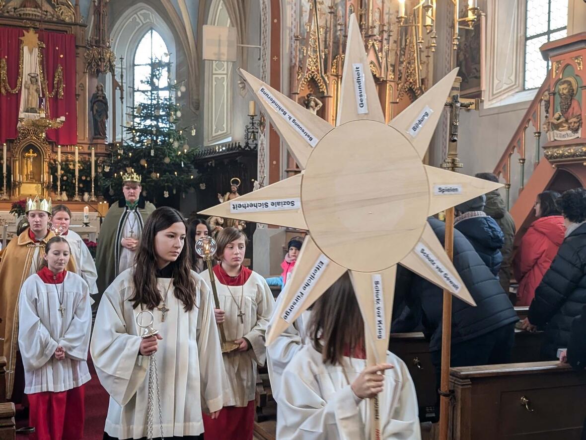 ... und trugen die Kinderrechte auf einem großen Stern vorneweg.