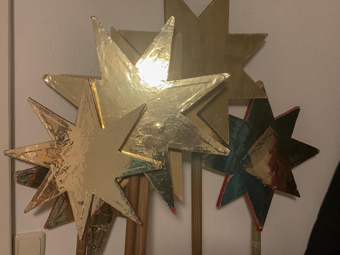 Die Sterne wirken erschöpft, freuen sich aber auch schon auf morgen.