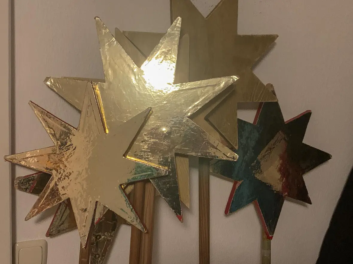 Die Sterne wirken erschöpft, freuen sich aber auch schon auf morgen.