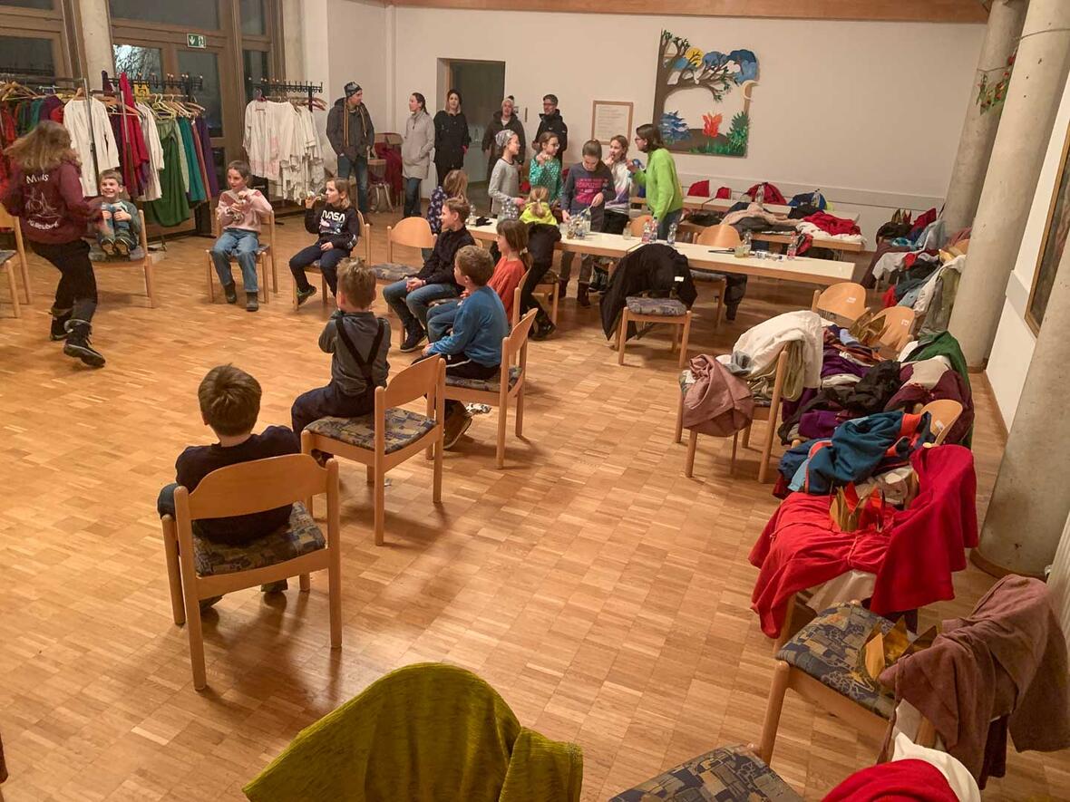 Im Pfarrsaal ist Stimmung. Die Kids haben auch noch nach einem langen Tag Freude in der Gemeinschaft.