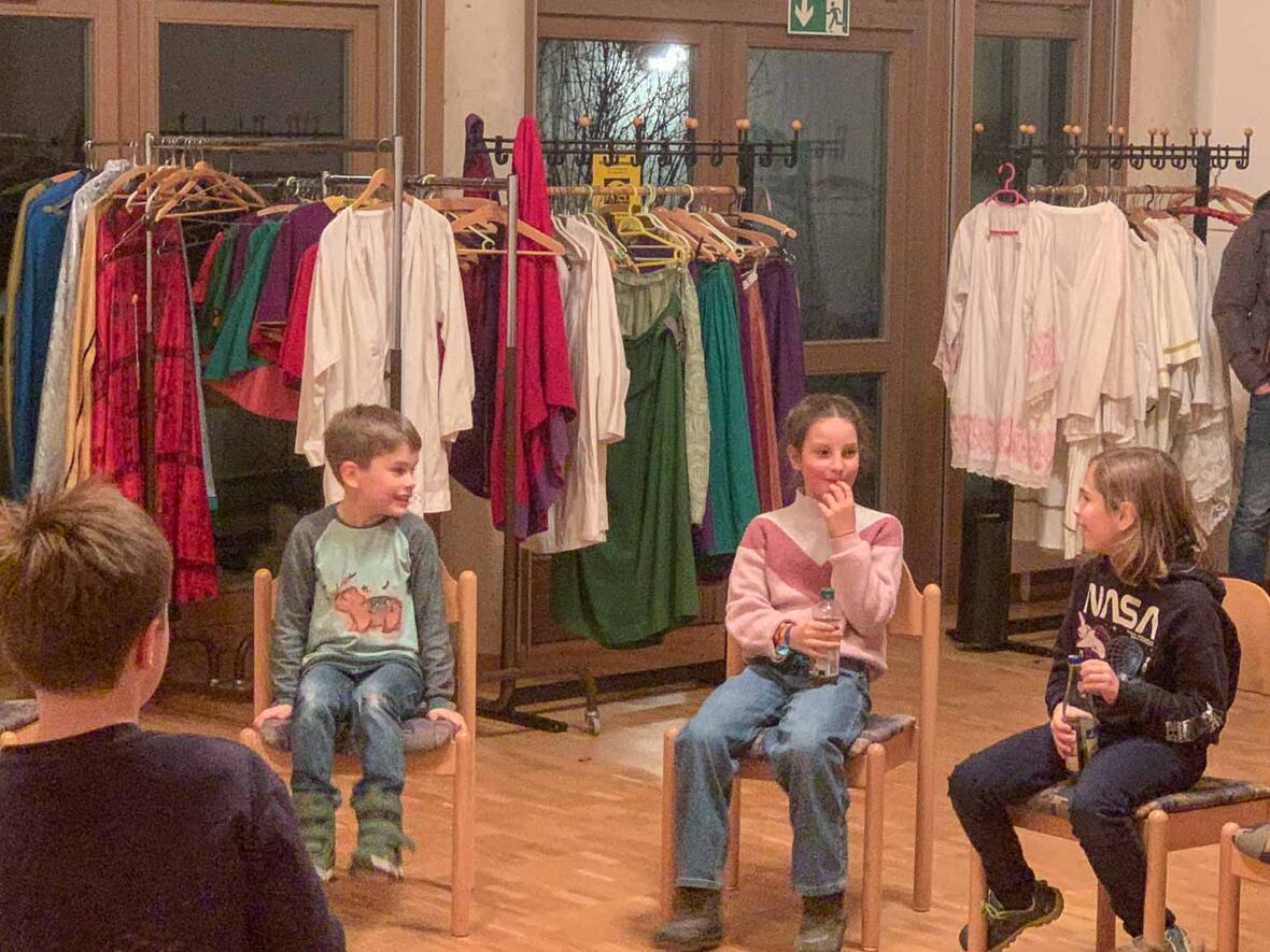 Was hecken denn die drei Kids aus?