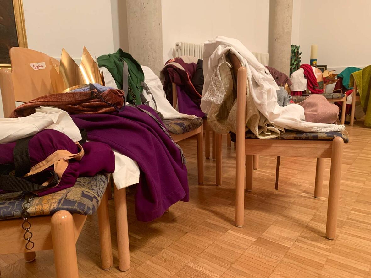 Sauber auf Stühlen geordnet, wie zuhause.