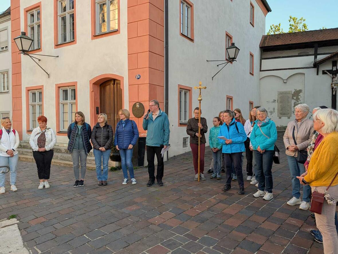 Pfarrer Herbert Kohler begrüßt die ersten Pilger um 7 Uhr an der Pfarrkirche St. Peter.