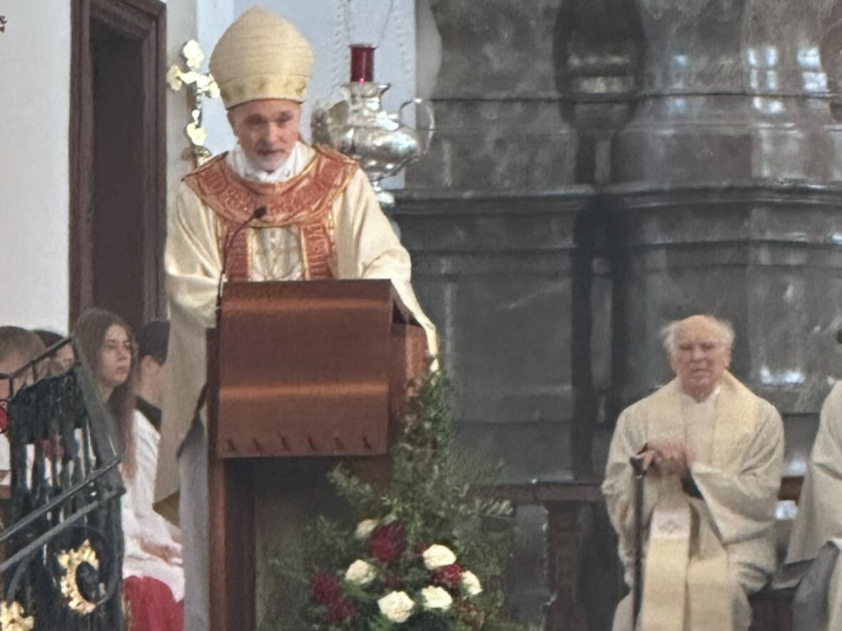 Bischof Gregor Maria Hanke predigt.