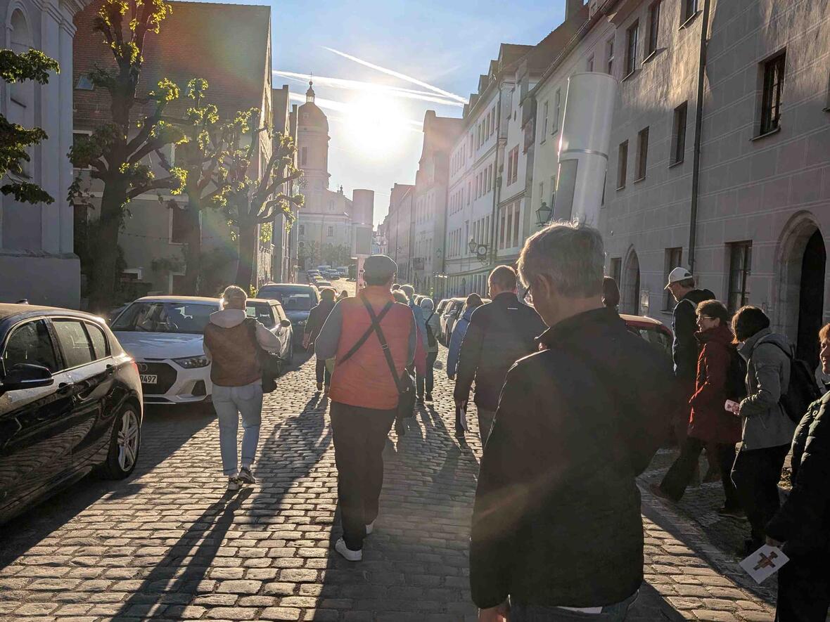 Aufbrauch vor St. Peter: die Sonne empfing die Wallfahrer von Anfang an
