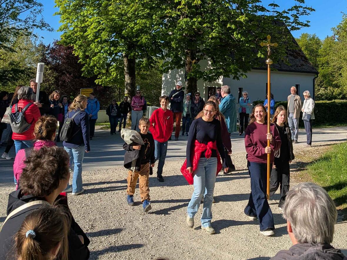 Die Ministranten gingen voran.