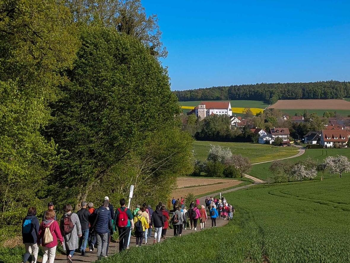 Immer wieder ein beeindruckender Blick auf den Weg nach Baring und das Münster Hl. Kreuz