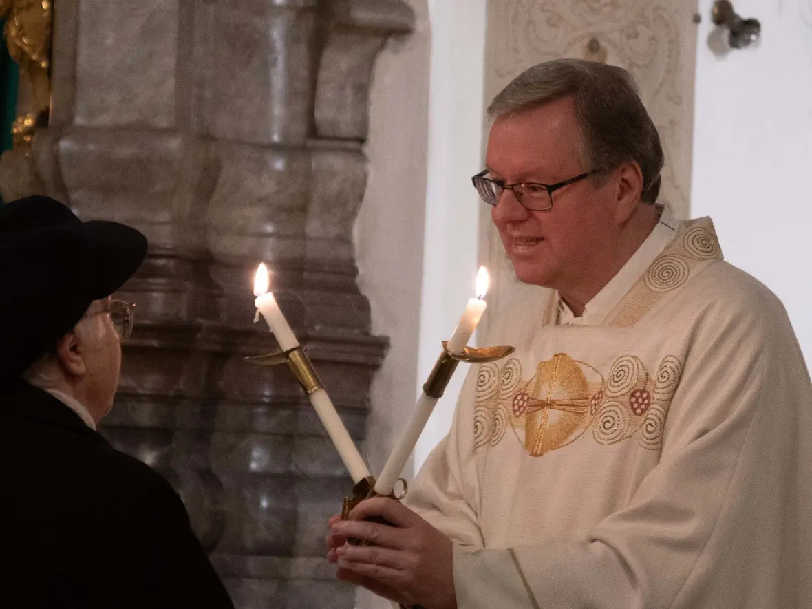 Pfarrer Herbert Kohler spendete den Blasiussegen