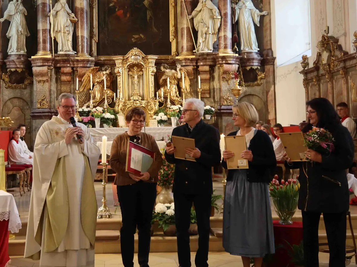 Pfarrer Kohler verabschiedete Inge und Bernhard Regnat, Maria Schiller-Münzer und Anita Fischer und überreichte die Urkunden der Diözese
