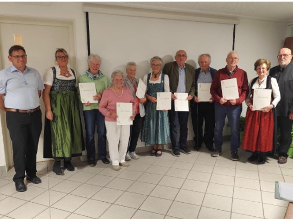 Mitglieder des Gartenbauvereines Feldkirchen erhielten Ehrennadel. (v. l. n. r.) Uwe Silbernagel, Evi Lösch, Erna Dier, Anna Lechermeier, Hildegard Lösch, Rita Fürst, 
Andreas Schimmer, Josef Schatzmann, Alois Braun, Berta Pettmesser, Reinhardt Reißner