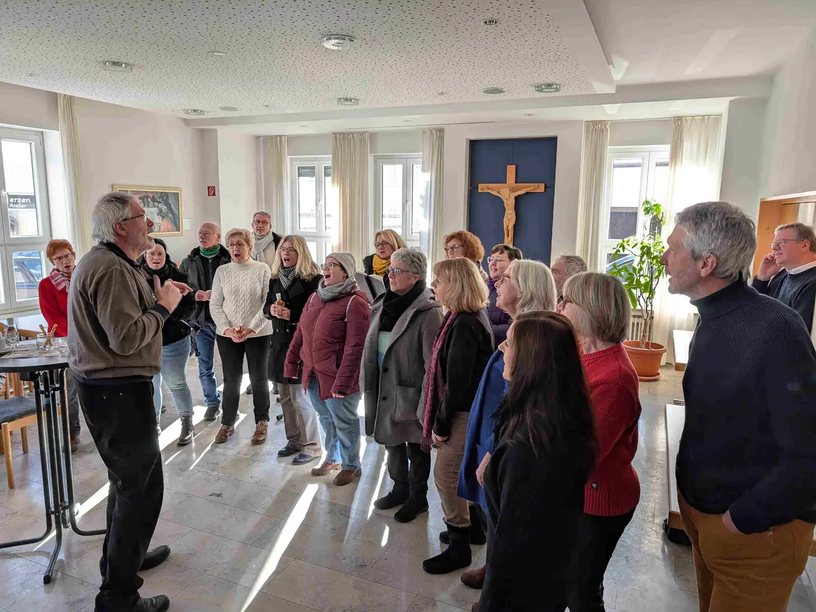 Die Einladung zur Begegnung im Pfaarsaal - spontan nochmal vom Chor begleitet