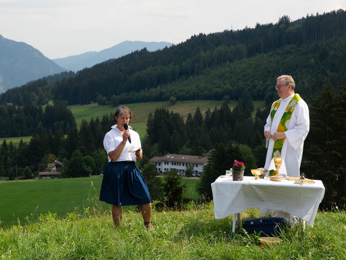 Hüttenwirtin Eva Endreß trug den bekannten Psalm 23 in der Mundart-Übersetzung des Allgäuer Pfarrers Martin Bummele vor
