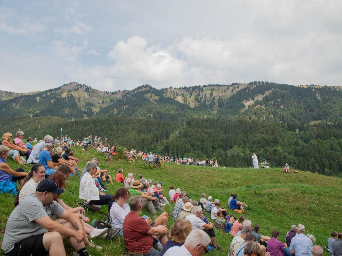 Weit verteilt über die Wiesenhänge lauschten die Besucher den Worten des Predigers