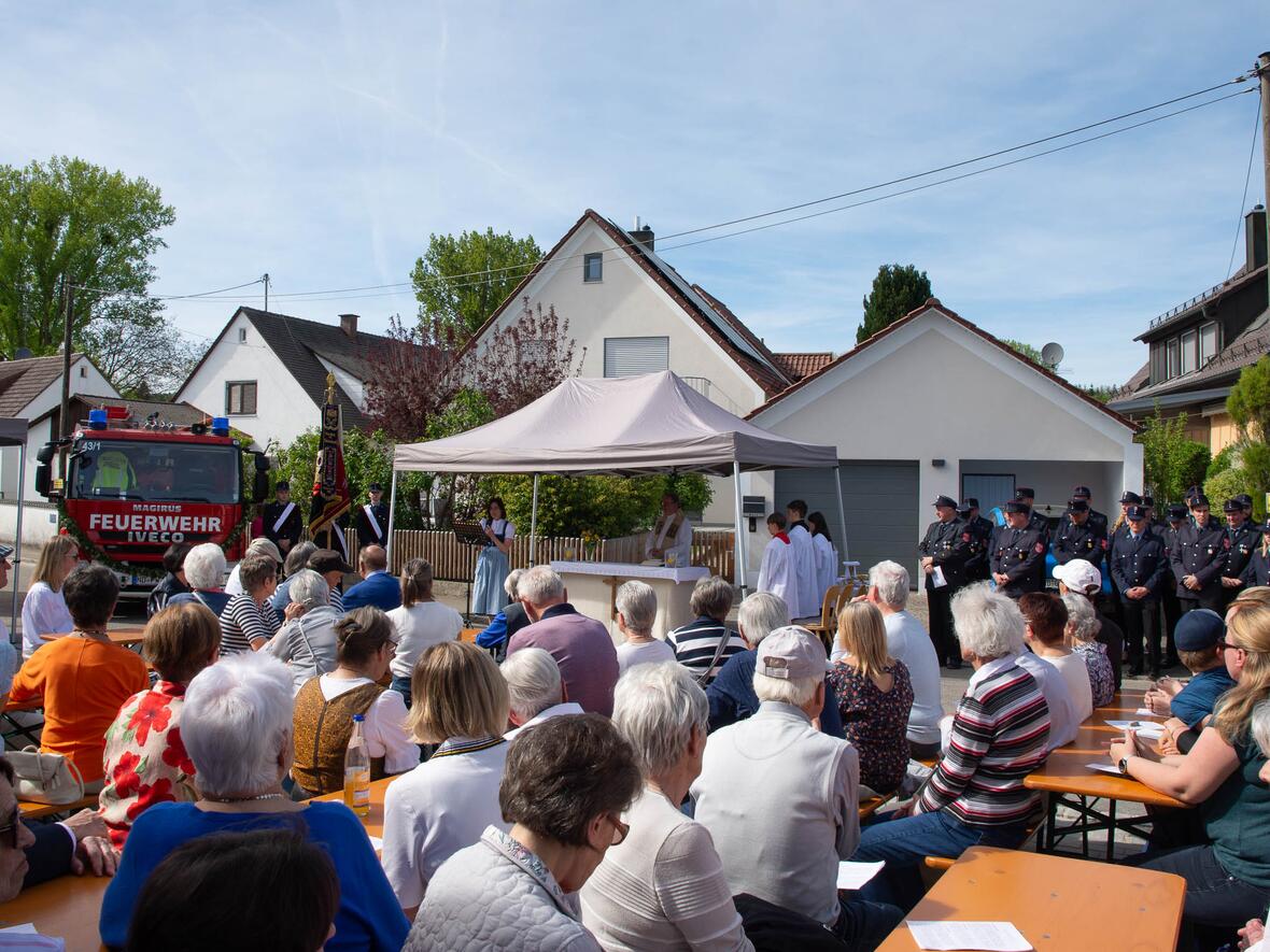 Das Einweihungsfest fand großen Anklang, schon bei der Vorabendmesse waren alle Bänke belegt.