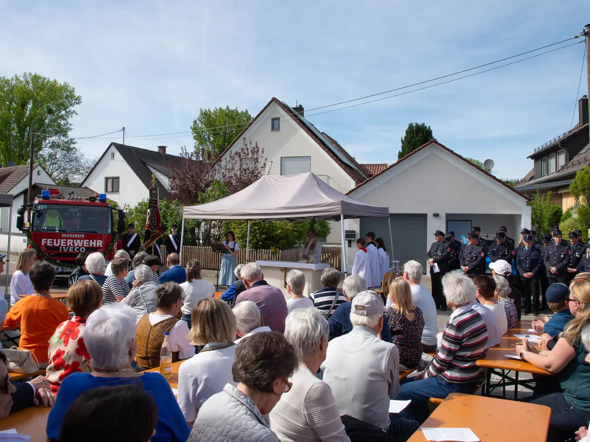Das Einweihungsfest fand großen Anklang, schon bei der Vorabendmesse waren alle Bänke belegt.