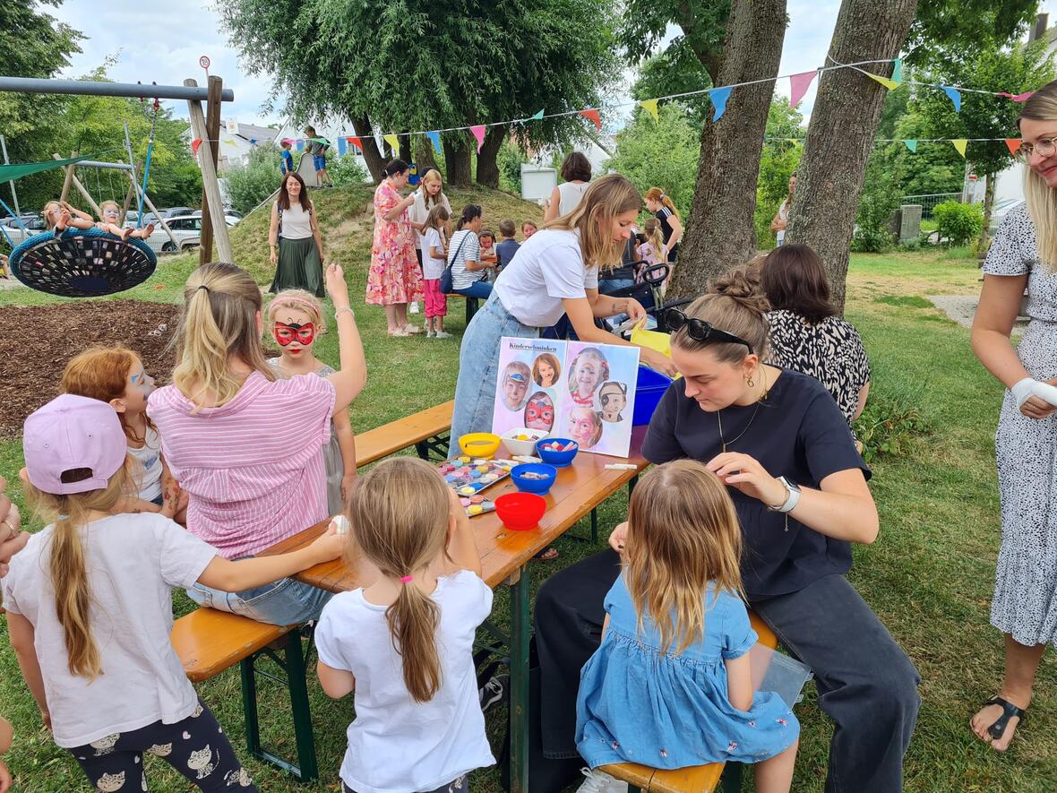 Die Kinder freuten sich über das bunte Schminken.