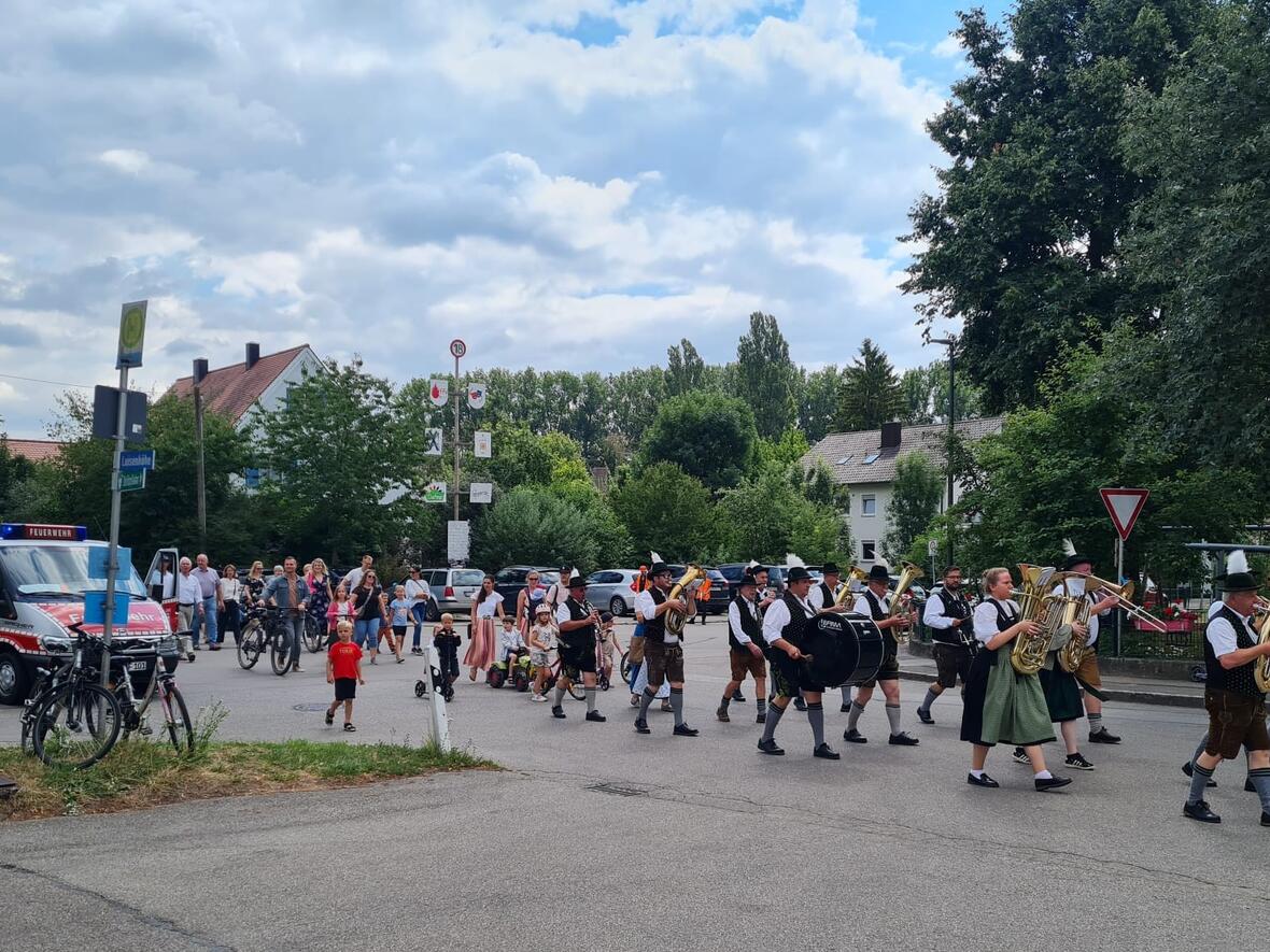 Mit der Blaskapelle ging´s zum Feiern.