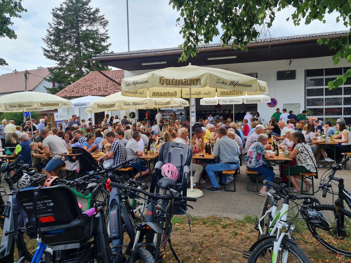 Gut beschirmt kam die Dorfgemeinschaft zusammen.