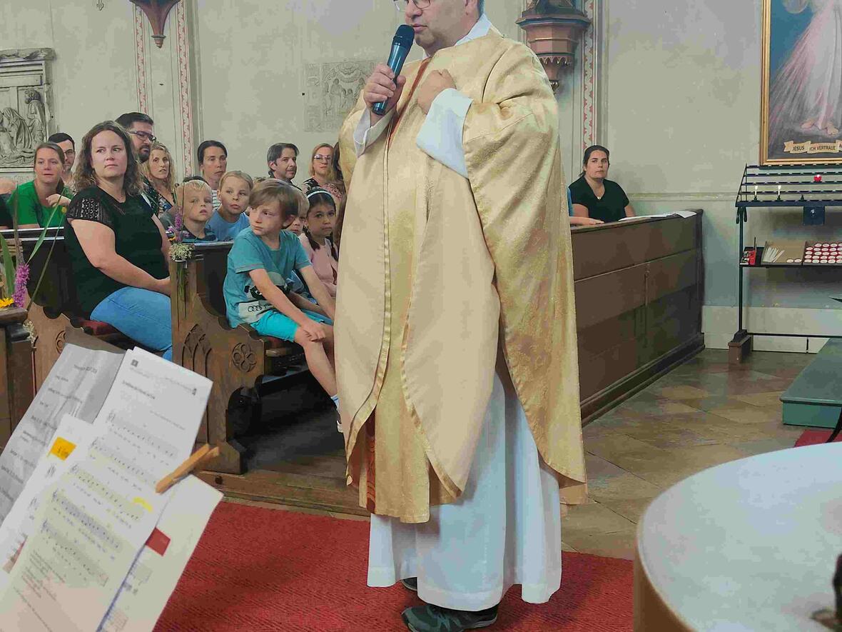 ... zelebriert von Pfarrer Dominic Leutgäb.