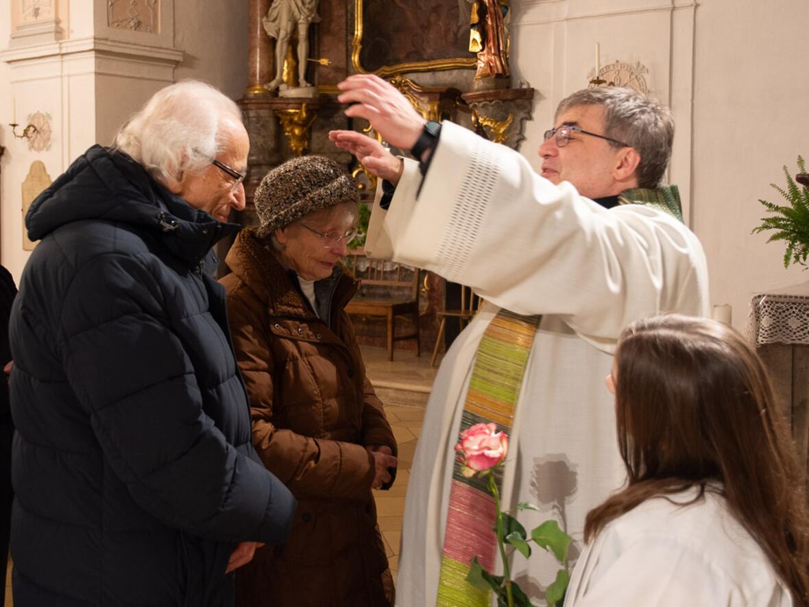 ... bevor die Hände zur Segnung aufgelegt wurden.