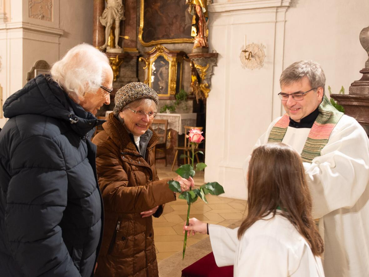Die Rosen durften die Minis verteilen.