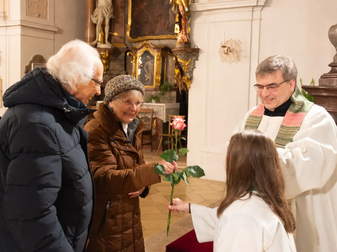 Die Rosen durften die Minis verteilen.
