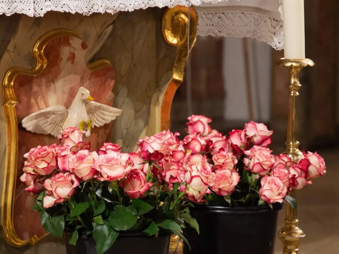 50 Rosen warteten vor dem Altar auf die Ehejubilare