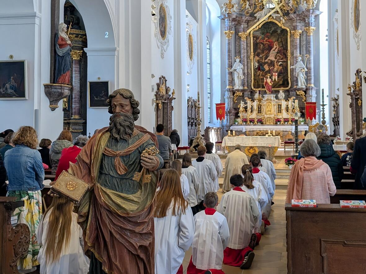 Einzug mit einer ganzen Reihe Ministranten