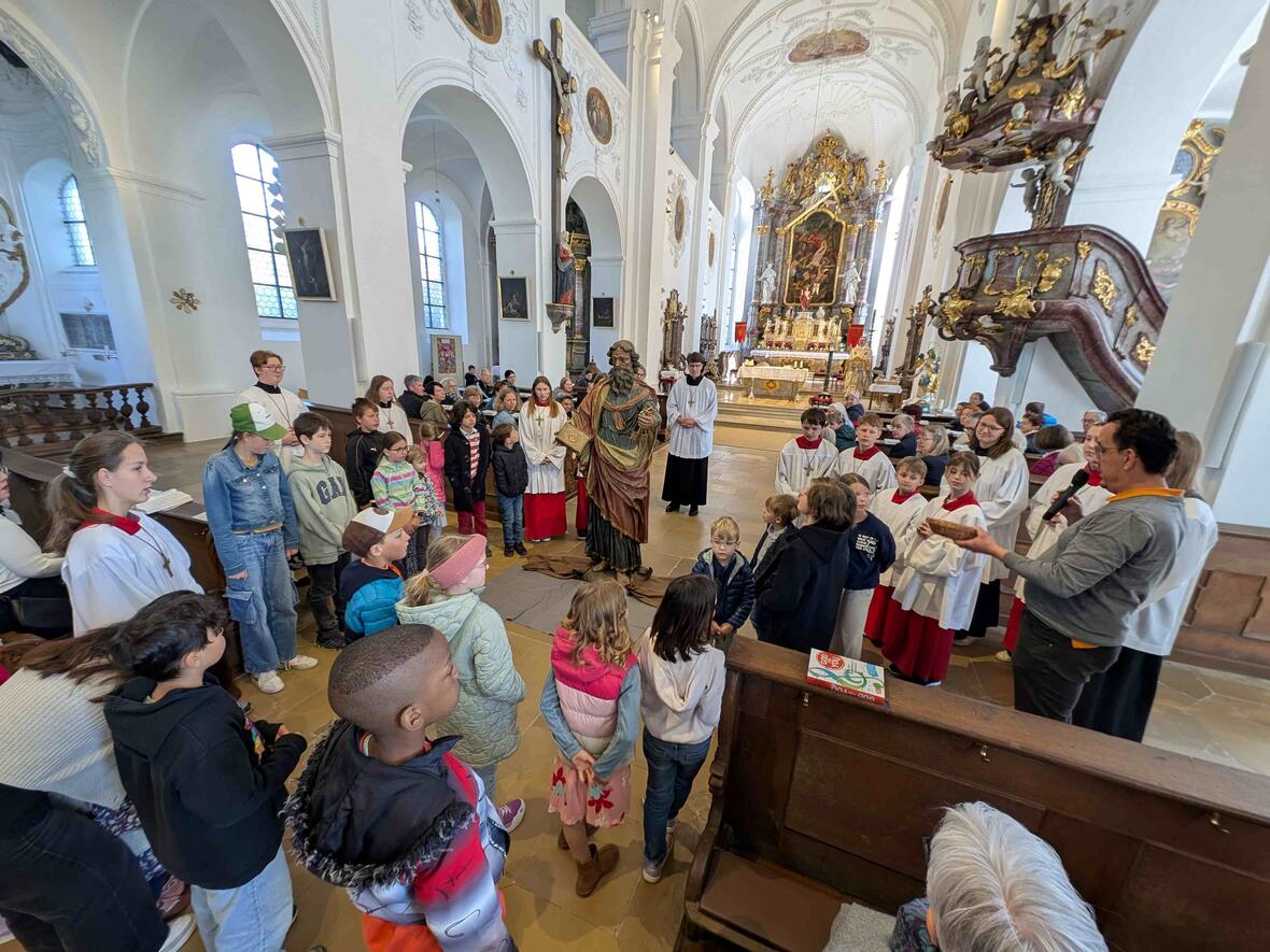 Die Kinder durften Bausteine der Kirche sein und eine bunte Kirche bauen.