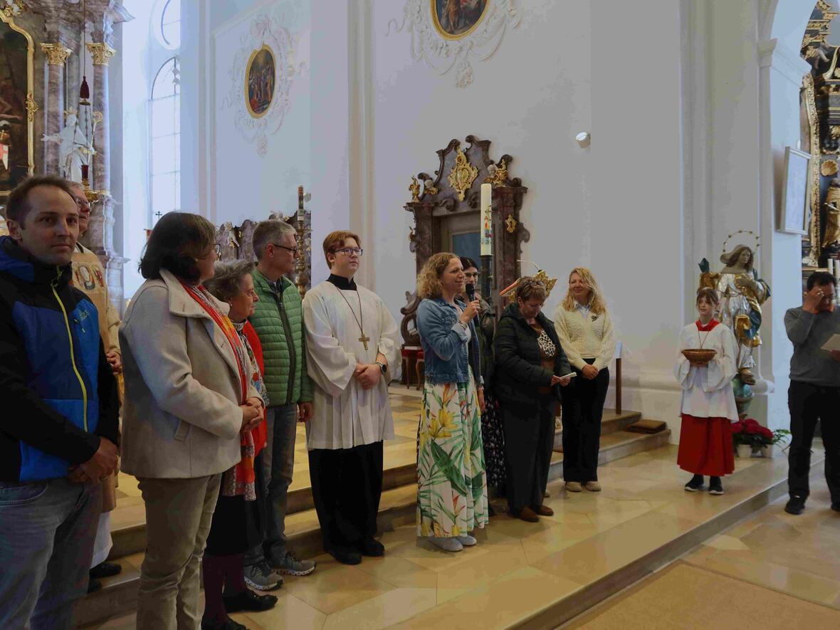 Pfarrer Herbert Kohler nutzte den Familiengottesdienst, um die anwesenden Mitglieder des neugewählten Pfarrgemeinderats vorzustellen.
