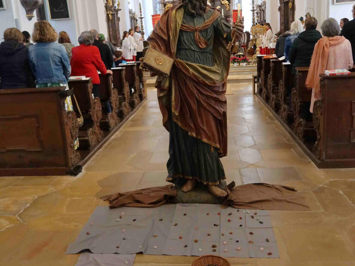 Der Hl. Petrus blickt auf viele Bausteine der Kirche.