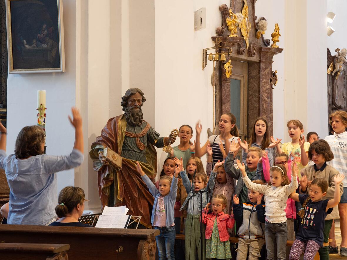 Wie immer ist der Kinderchor mit vollem Engagement dabei.