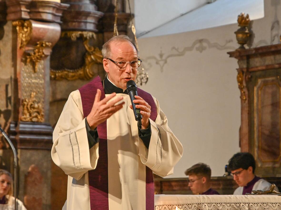 Ohne Pult und Manuskript - seine Fastenpredigt hielt Christian Hartl als freie Rede