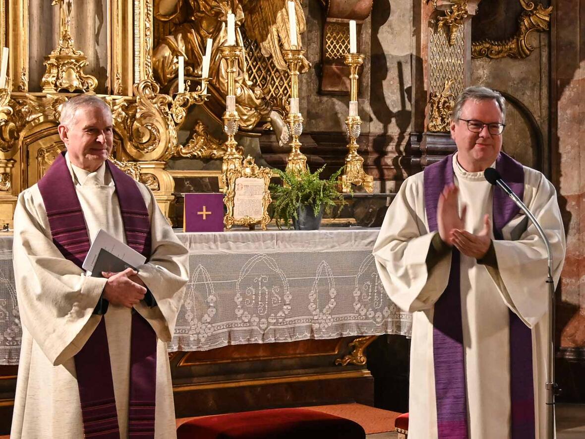 Pfarrer Herbert Kohler applaudiert dem Fastenprediger