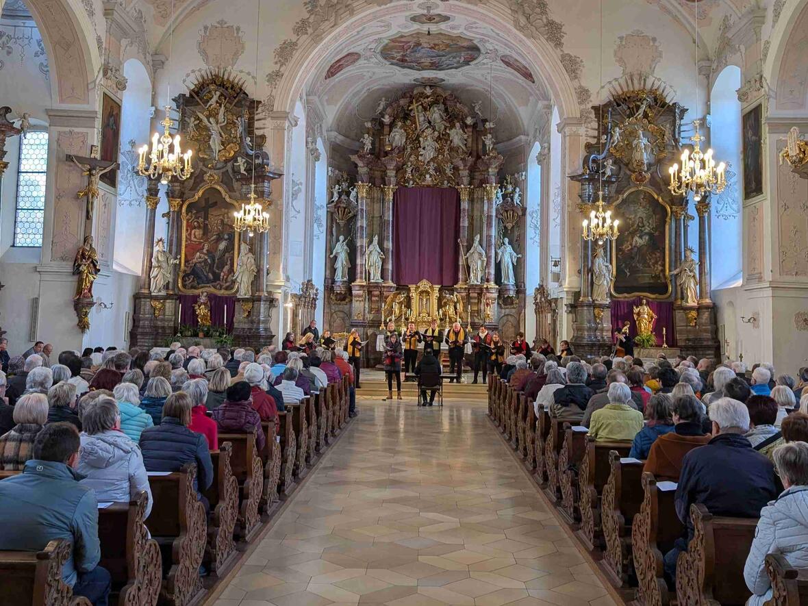 Der Chor sorgte für eine volle Kirche.