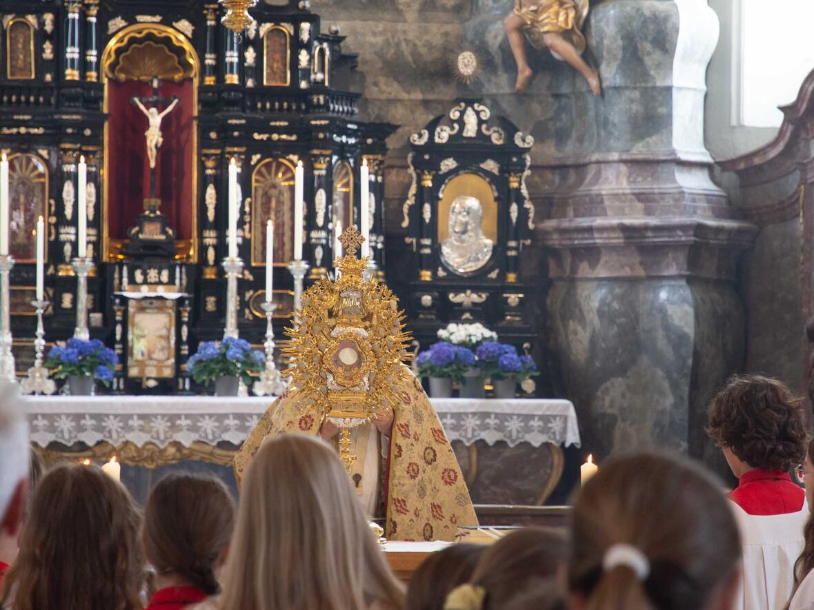 Die Monstranz mit dem Allerheiligsten: die bleibende Gegenwart Jesu Christi im Sakrament der Eucharistie