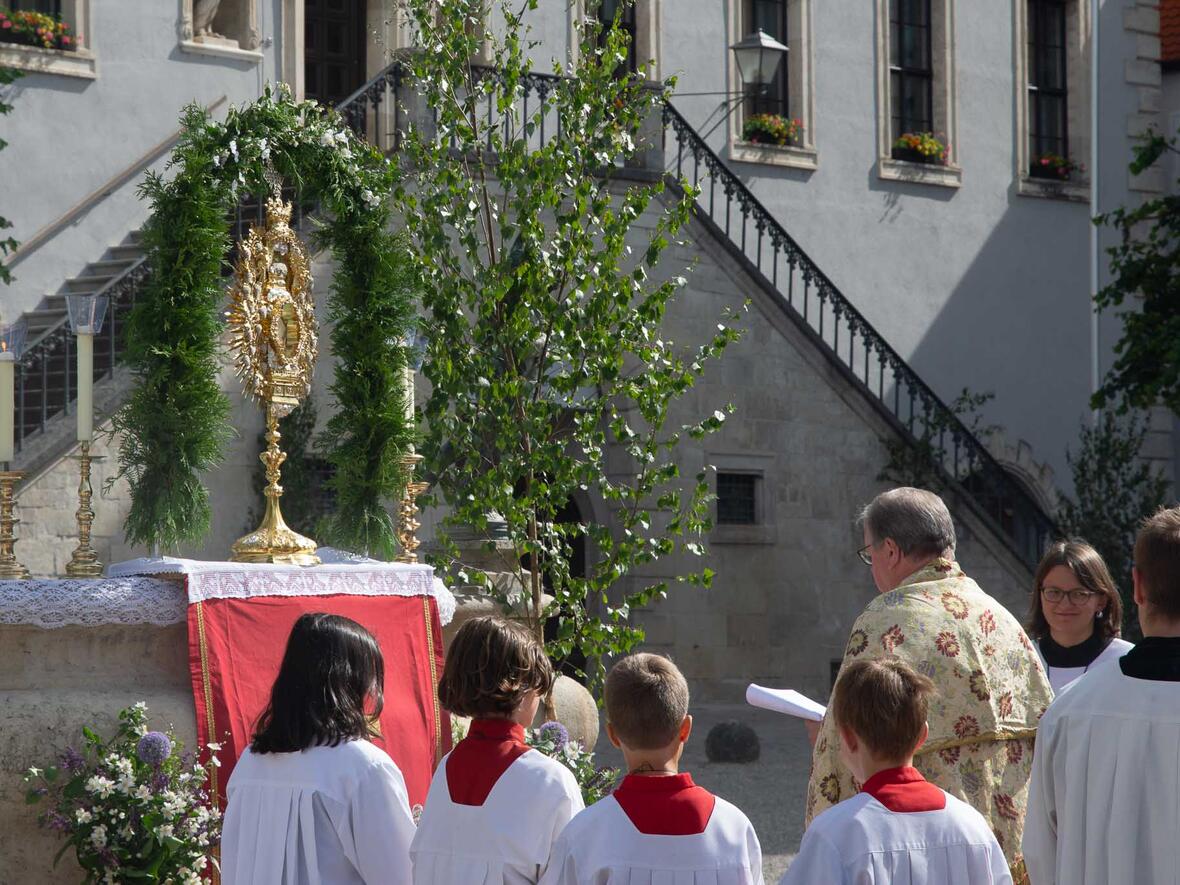 Der Altar für die Ausstellung des Allerheiligsten am Karlsplatz wurde von der Mesnerin Angelka Bagaric gestaltet