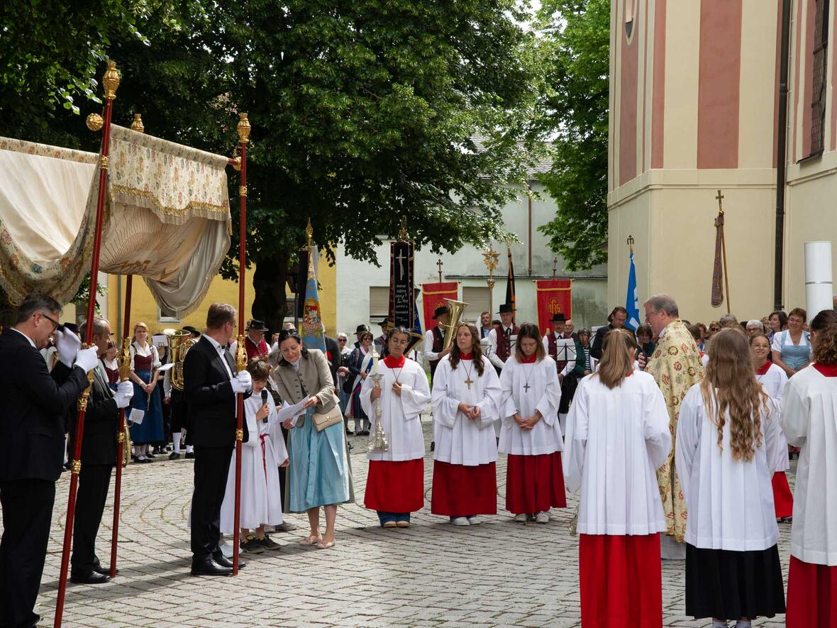 Ganz spontan durften Kommunionkinder die Fürbitten vor der Hl. Geist Kirche vortragen. 