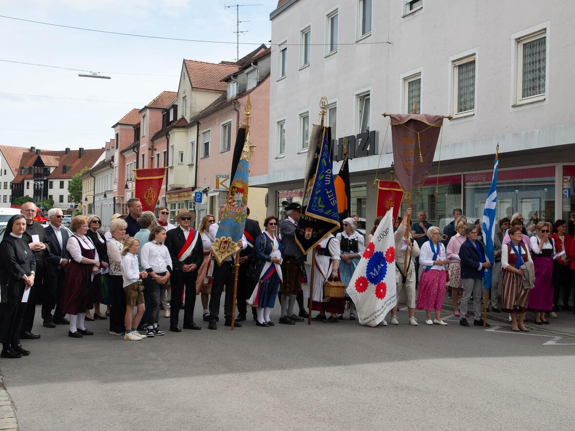 Die Fahnenabordnungen der Vereine und Vertreter der Orden