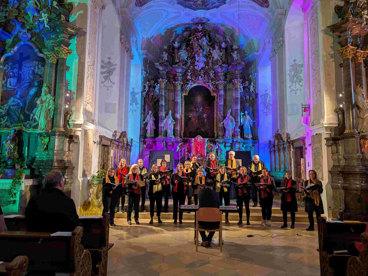 Der Chor Leuchtfeuer eröffnete die Reihe musikalischer Darbietungen