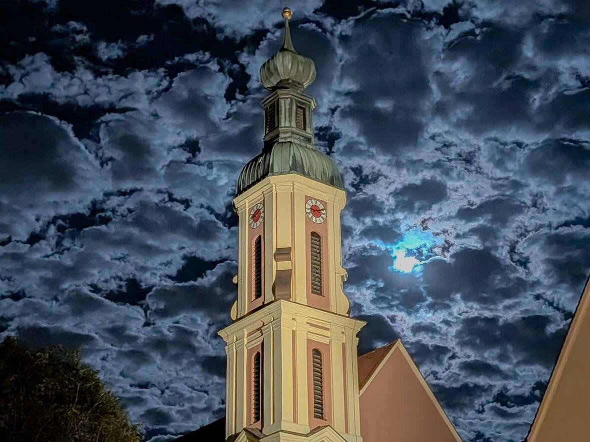 Selbst der Himmel machte mit bei den "Leuchtfeuern" in Hl. Geist