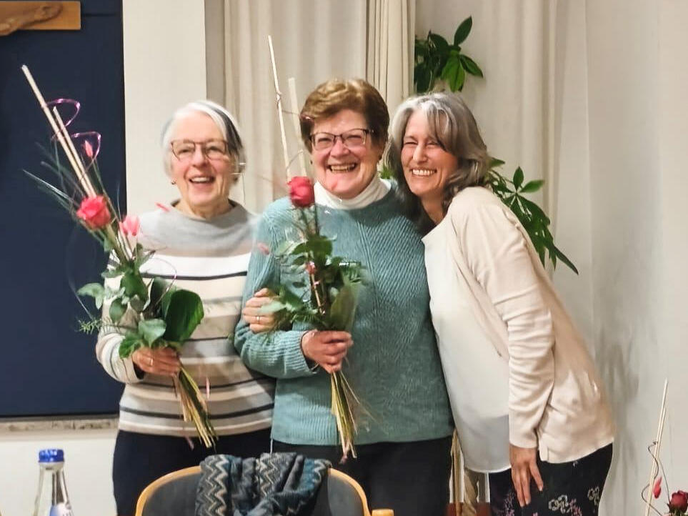 Caroline Schönfelder bedankt sich bei Monika Schatzmann und Rosi Böhm